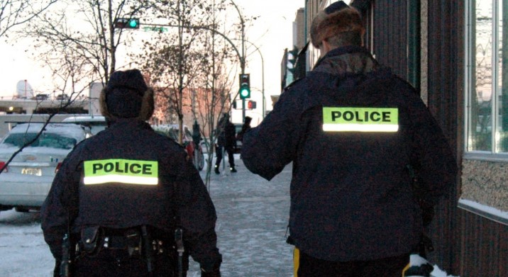 RCMP-Beamte bei einer Community-Interaktion