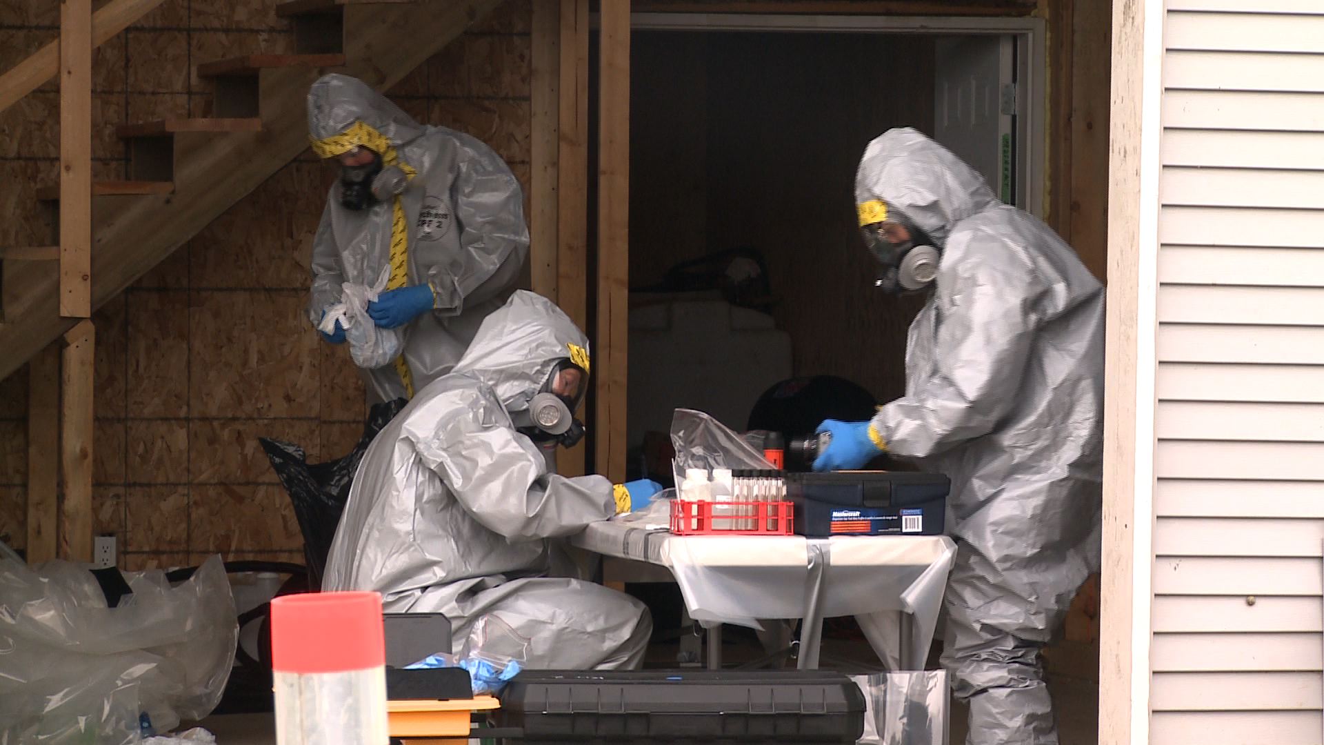 Les membres de l'équipe CLEAR de la GRC traitent et démantèlent un laboratoire de drogues synthétiques.