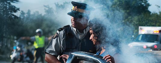 un officier aide une femme