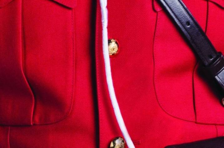 Close up of the torse of an <abbr>RCMP</abbr> officer dressed in red serge.