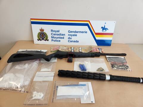 Seized firearms and drugs on table | Armes à feu et drogues saisies sur la table