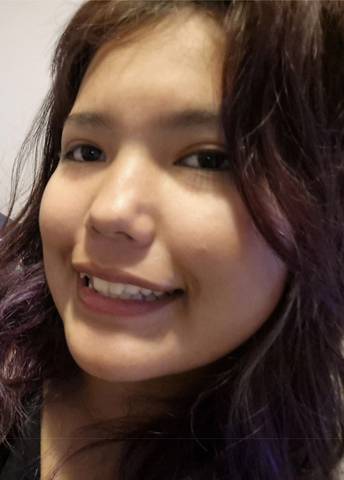 Teenaged girl with dark hair and brown eyes | Adolescente aux cheveux foncés et aux yeux marron