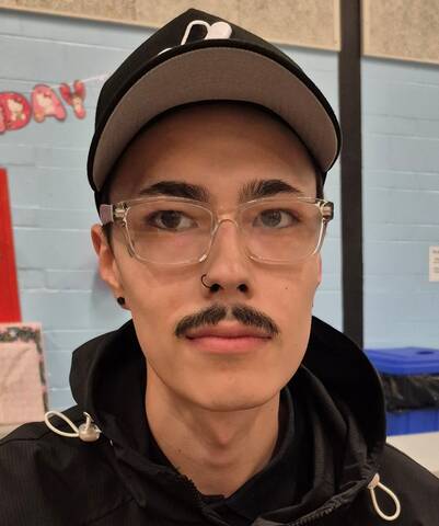 Male with brown eyes, short black hair, and a moustache. | Il s'agit d'un homme aux yeux bruns, aux cheveux noirs courts et portant une moustache.