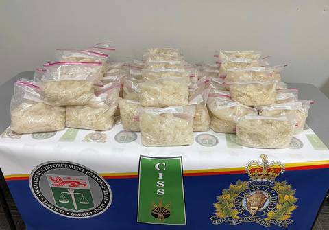 Bags of methamphetamine on table | Sacs de méthamphétamine sur la table