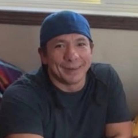 Male with brown eyes wearing a baseball cap | Homme aux yeux marron portant une casquette de baseball