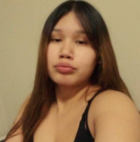 Female with brown eyes and long, brown hair. // Femme aux yeux marron et aux longs cheveux bruns.