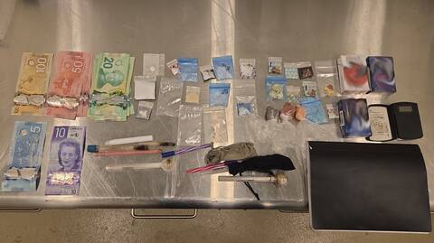 Approximately 51 grams of fentanyl, 16 grams of methamphetamine, drug trafficking paraphernalia, unstamped tobacco, a small amount of heroin, and a sum of cash. | Environ 51 grammes de fentanyl, 16 grammes de méthamphétamine, du matériel servant au trafic de drogue, du tabac non taxé, une petite quantité d'héroïne et une somme d'argent liquide.