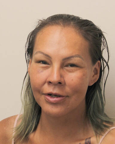 Female with brown hair and brown eyes. | Femme aux cheveux châtains et aux yeux marron.