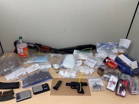 Seized firearms and drugs on table | Armes à feu et drogues saisies sur la table
