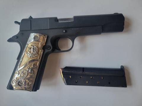9 mm semi-automatic pistol with restricted authorization seized.
