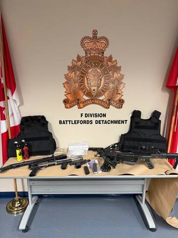 Seized items, including cocaine, firearms, a crossbow, bear spray and drug trafficking paraphernalia. // Objets saisis, notamment de la cocaïne, des armes à feu, une arbalète, un spray anti-ours et du matériel servant au trafic de drogue.