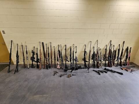 Seized guns. | Armes à feu saisies.
