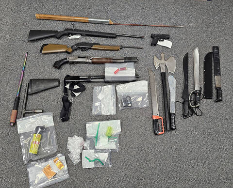 Firearms, methamphetamine, drug trafficking paraphernalia, and other weapons. | Armes à feu, méthamphétamine, matériel servant au trafic de drogue et autres armes.