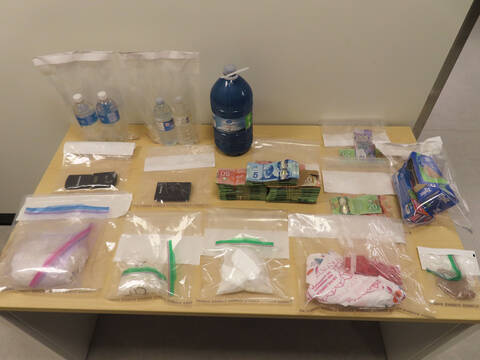 Cash, gamma hydroxybutyrate, fentanyl, cocaine, and methamphetamine. | Argent comptant, gamma-hydroxybutyrate, fentanyl, cocaïne, et méthamphétamine.