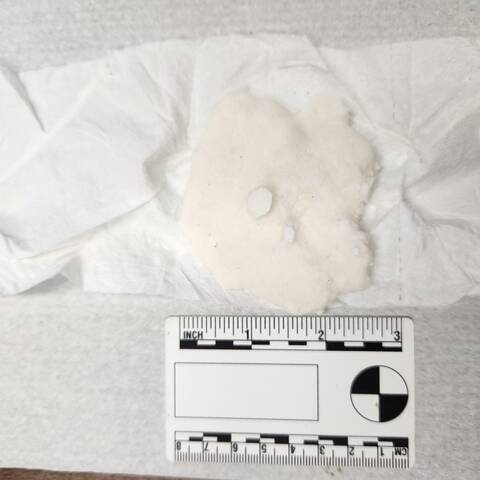 Crack cocaine with a ruler on a white background | De la cocaïne crack posée sur une règle, sur fond blanc