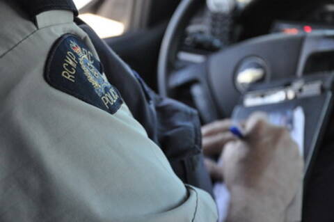 un agent donnant une contravention